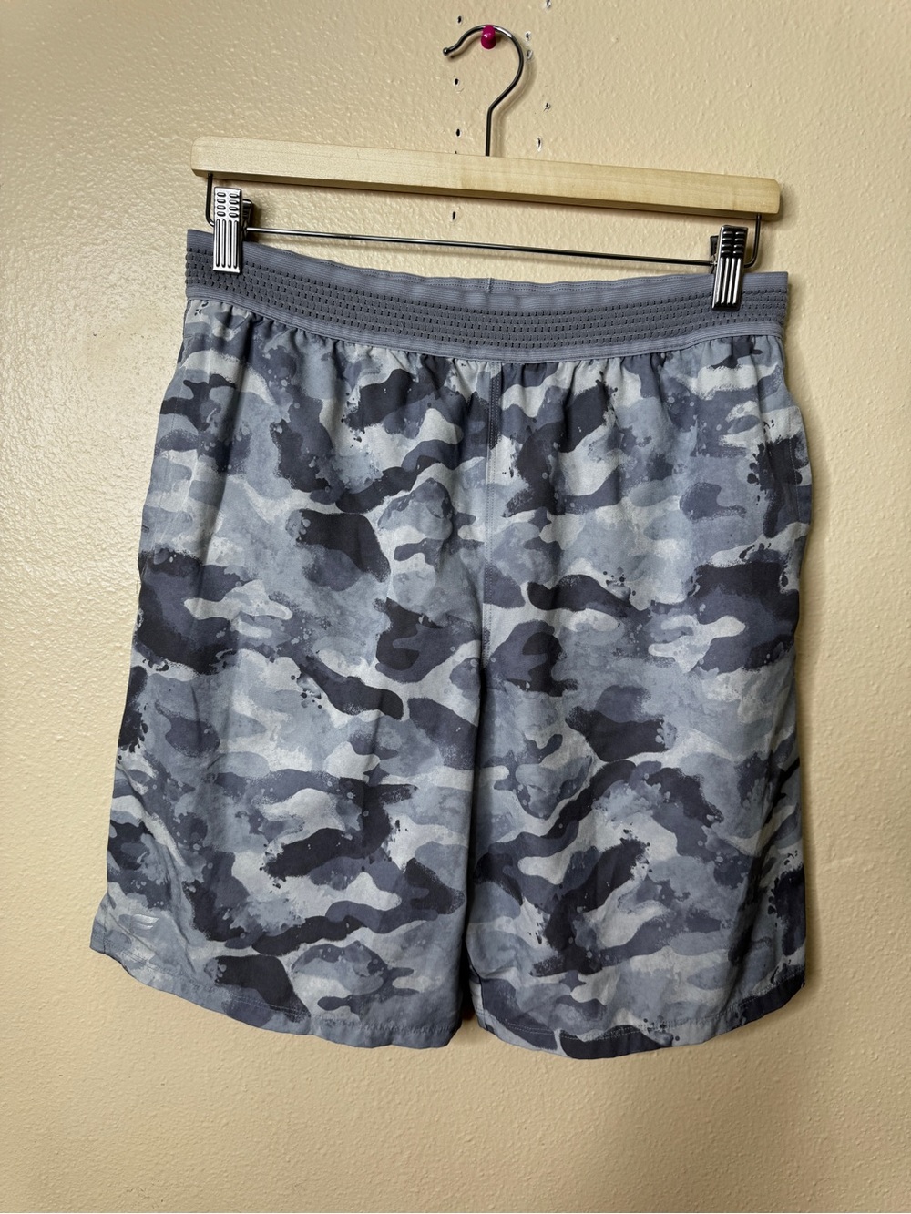 Fabletics Mens M Athletic Shorts Gray Camo Lined Stretch Running Training